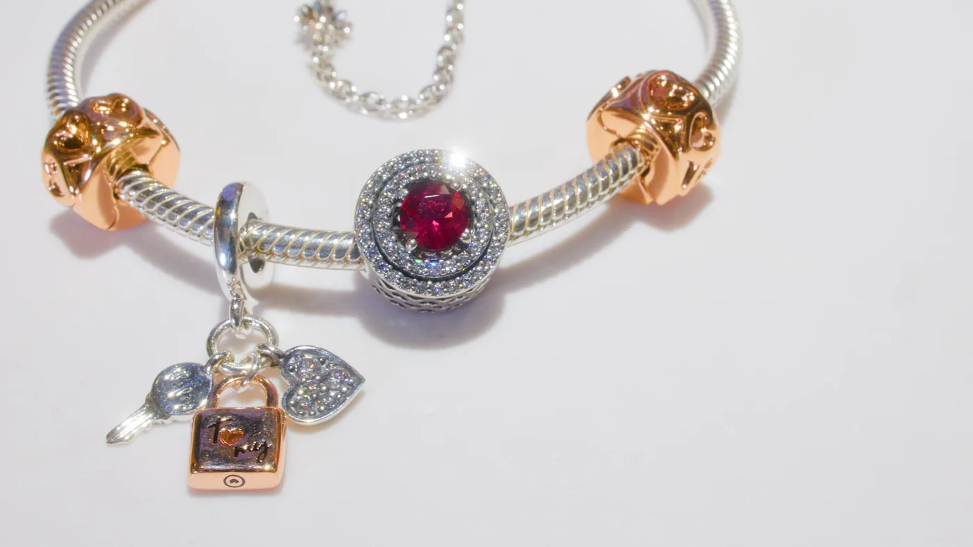 Tournage vidéo Fan d’Or à La Roche sur Yon – plan produit bracelet bijou en studio