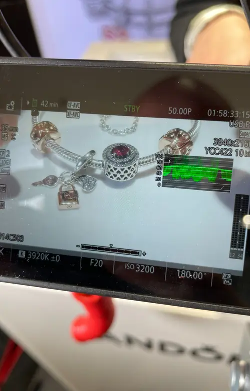 Tournage vidéo Fan d’Or à Niort – plan produit bijou filmé en studio